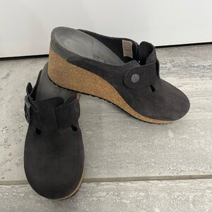 Birkenstock Dark Gray Suede Clogs 6-6.5 excellent pre owned condition